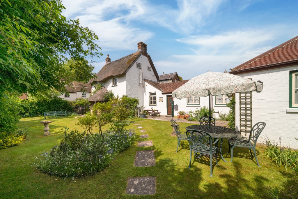 Lot: 108 - CHARMING COTTAGE WITH SELF-CONTAINED ANNEXE, GARDENS AND GARAGE - View from gardens towards cottage